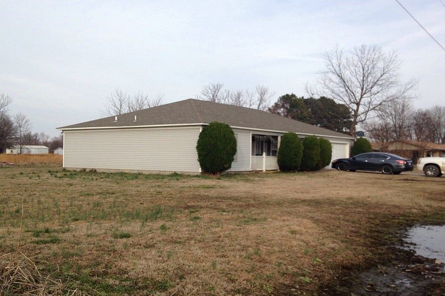 2nd image of 338 E Oak St