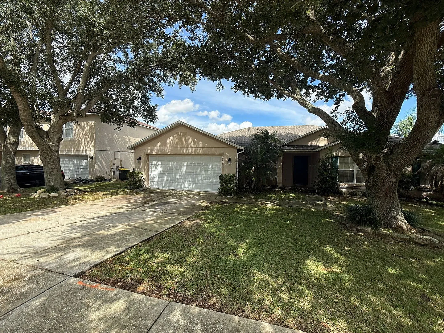 Clermont Home on a Hill! — Photo 1