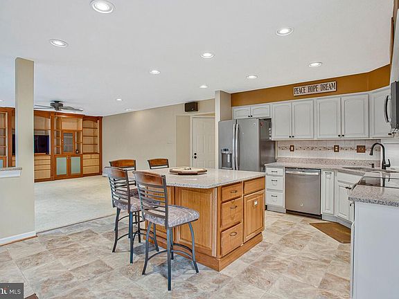 2nd image of 2425 Woodland Ct