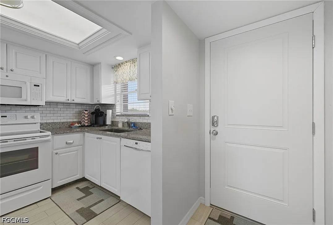 2 bed, 2.0 bath, 774 sqft, $1,600 — Photo 3
