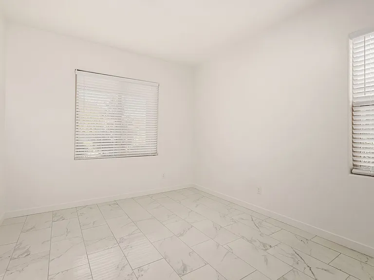24409 W Sheraton Ln — Photo 32