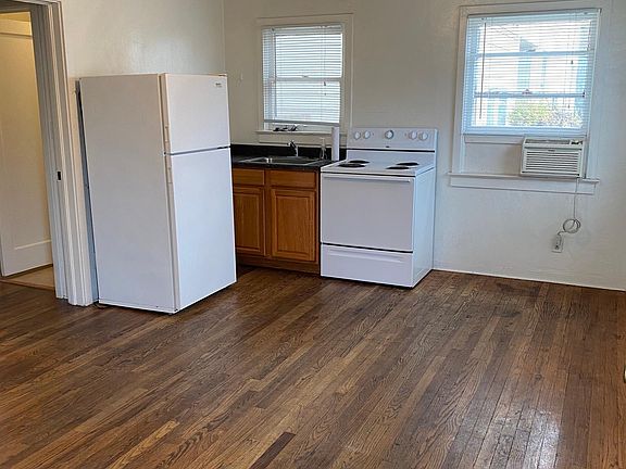 3rd image of 1004 N Broadway St