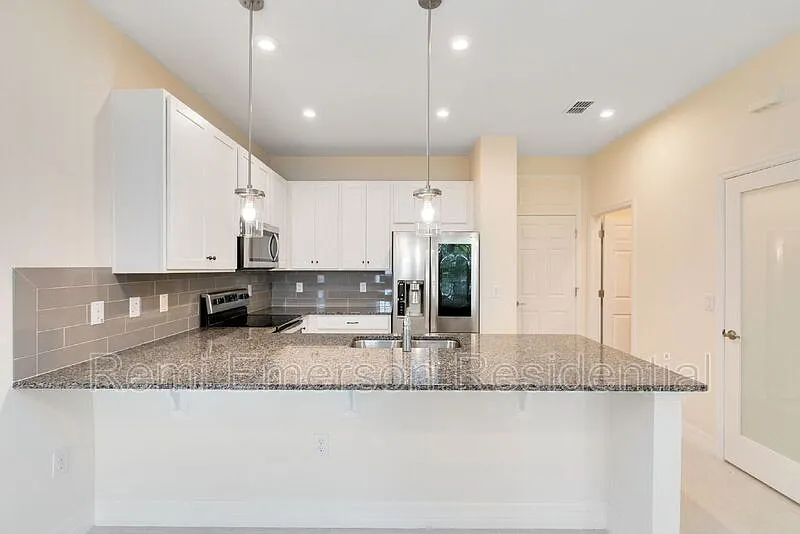 3 bed, 2.5 bath, 1603 sqft, $2,400 — Photo 4