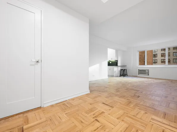 30 West 60th Street image 8 of 11