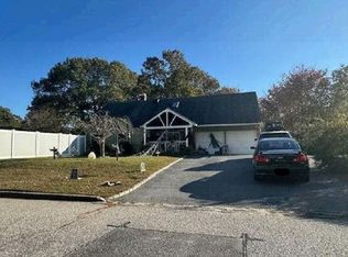 2 Yellow Pine Cir, Medford, NY 11763