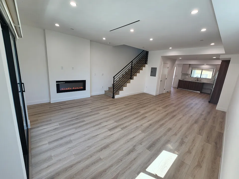 6061 Fulton Ave #8