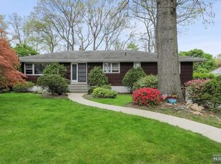 18 Lyncrest Dr, Paramus, NJ 07652
