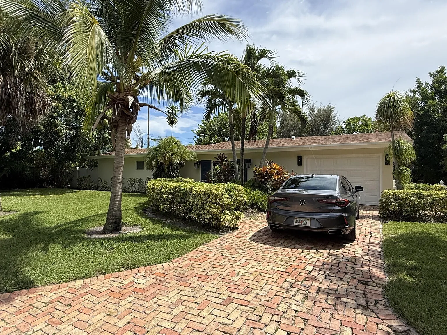 2 bed, 2.5 bath, 1741 sqft, $6,000 — Photo 1