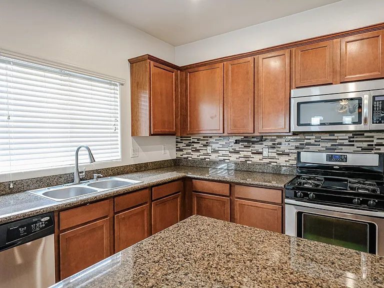 12039 W Leather Ln — Photo 15