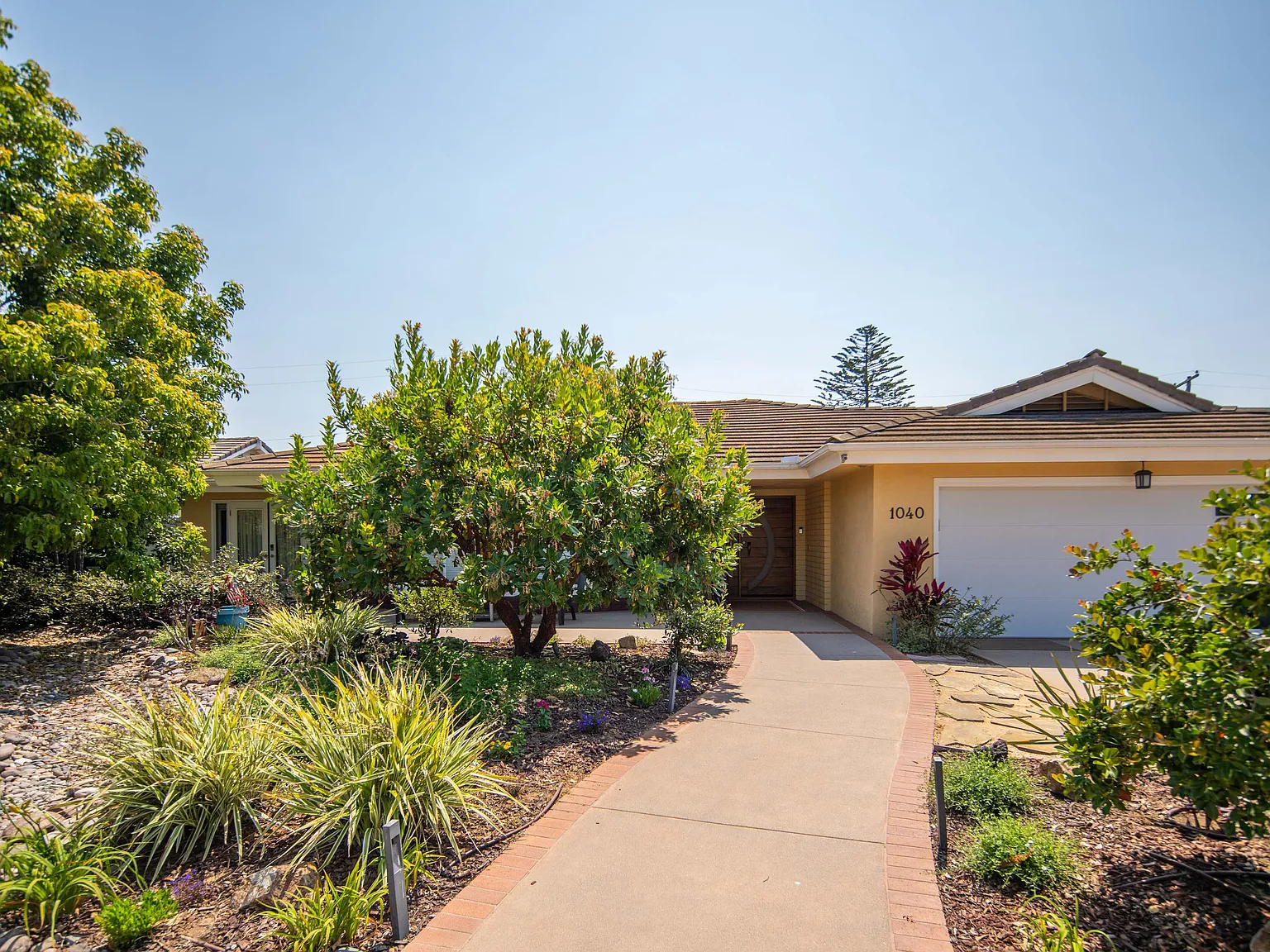 1040 Alameda Blvd — Photo 2