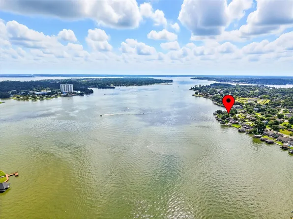 1046 Lake View Dr, Montgomery, TX 77356