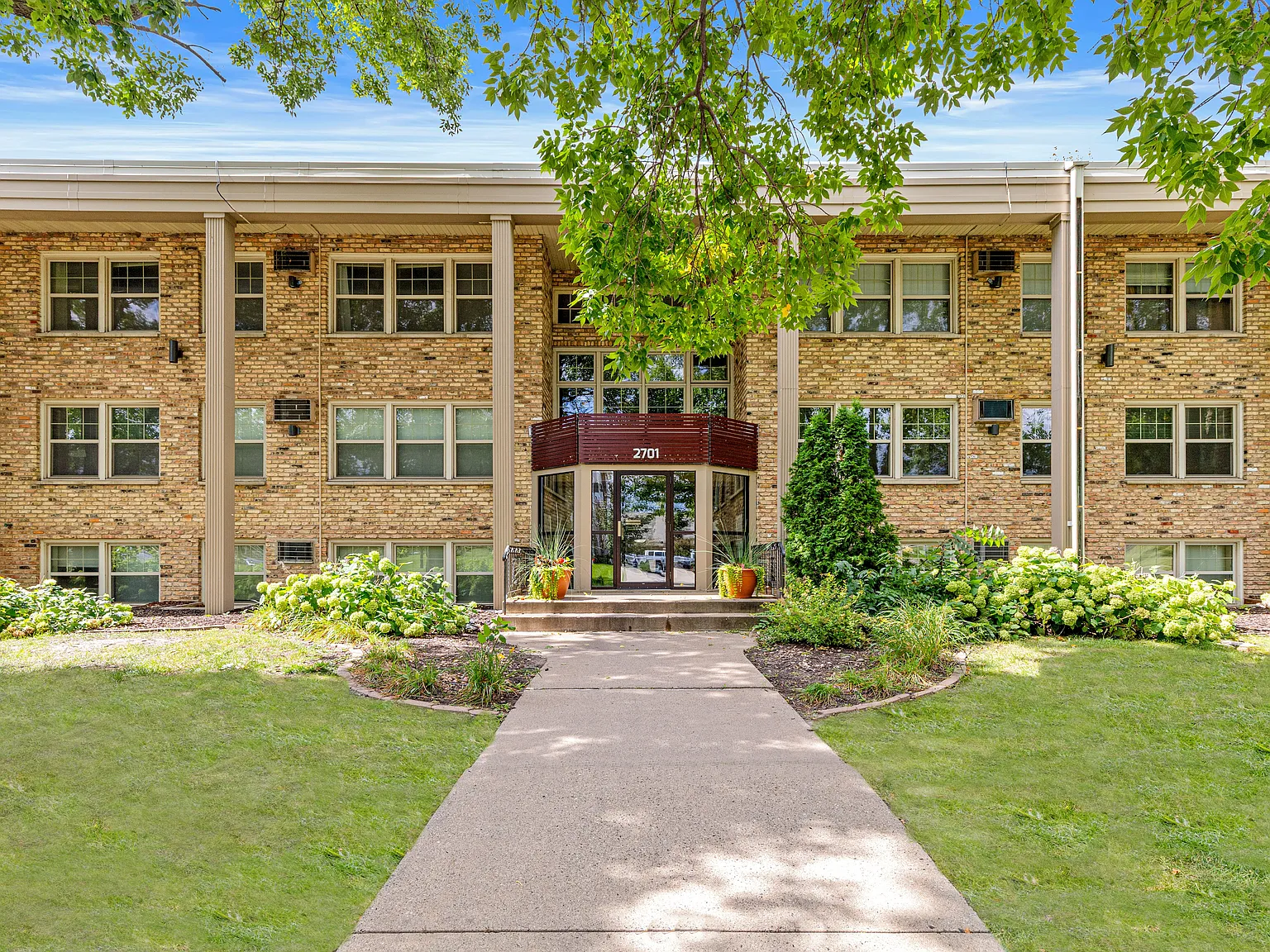 Burgundy And Hillsboro — Photo 4