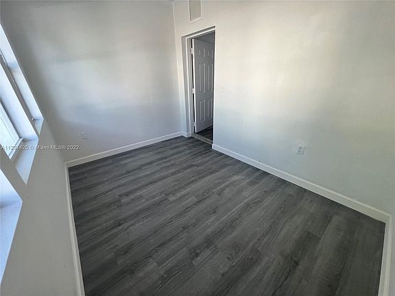 3rd image of 528 SW 14th Ave