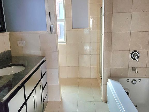5th image of 3848 S Lake Park Ave #3