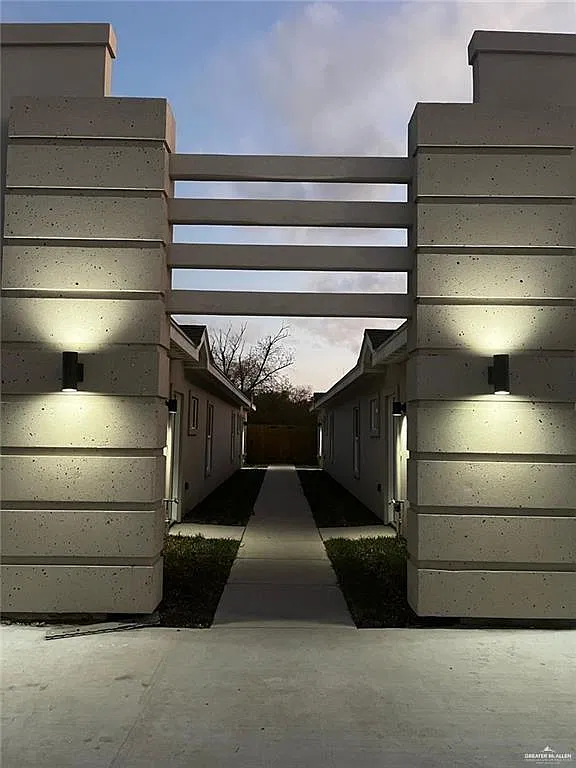 2 bed, 2.0 bath, 4050 sqft, $1,100 — Photo 2