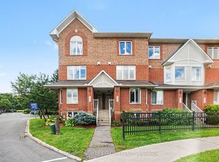 282 Cresthaven Dr #11, Ottawa, ON K2G6W4
