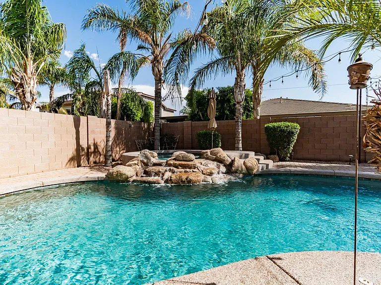 607 E Benrich Dr — Photo 4