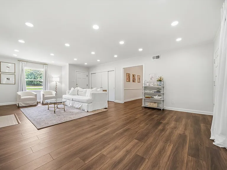 4665 Park Ave — Photo 10
