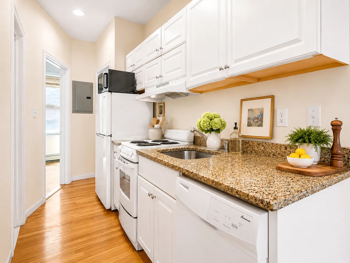3 bed, 900 sqft, $5,200 — Photo 2