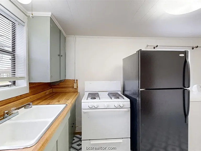 303 Montclair Ave — Photo 4