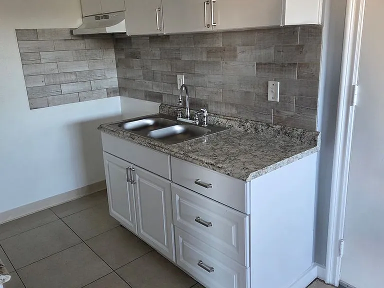 680 S. Burlington Avenue — Photo 10