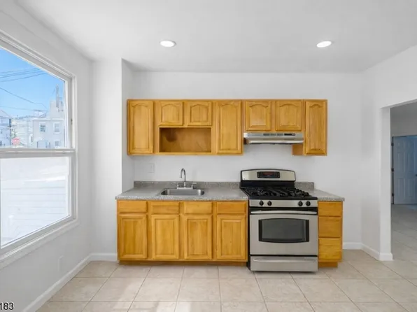 793 E 19th St #1, Paterson, NJ 07501