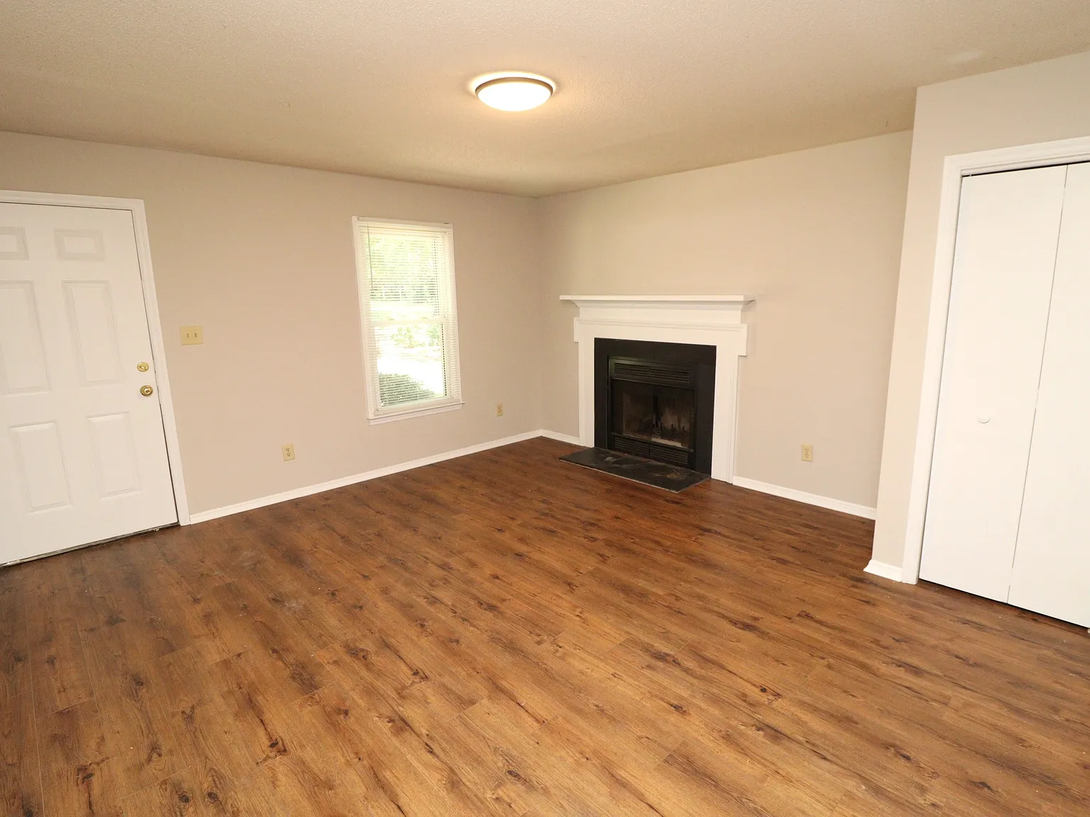 3905 Lexington Dr — Photo 2