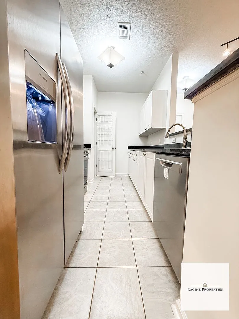 Ground floor 3 bd/2ba condo available Oct 1! — Photo 4