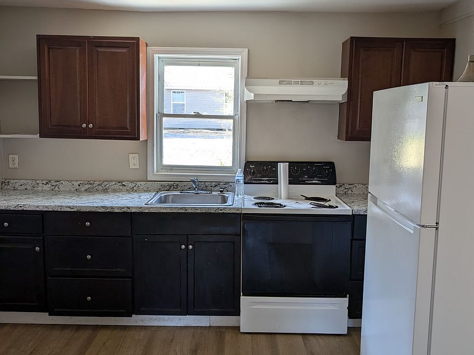 1st image of 626 Center Rd SE