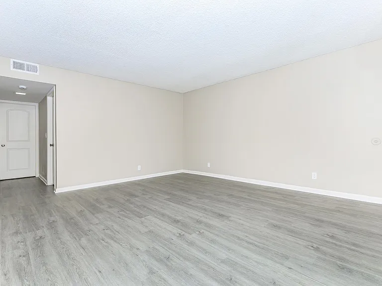 Regency Plaza Apartment Homes — Photo 41