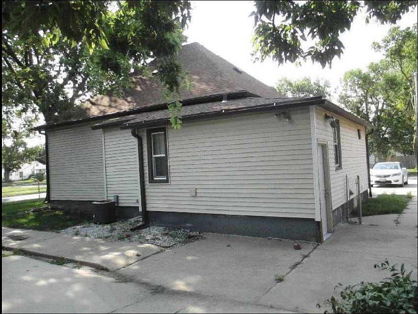 2nd image of 621 E 3rd St