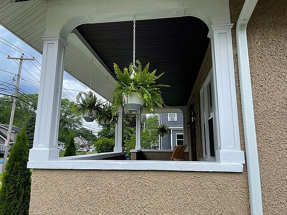 Spratt Place view of porch