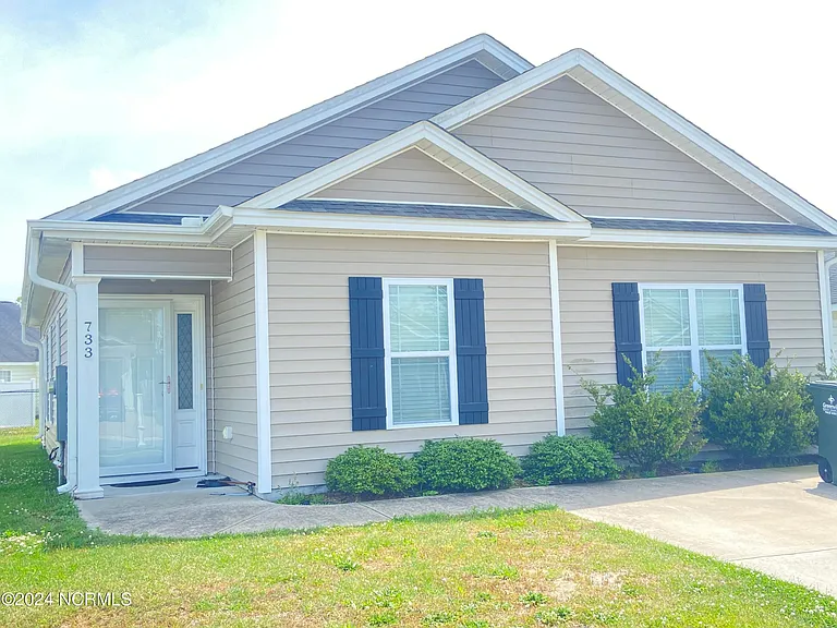 733 Seneca Ct — Photo 1