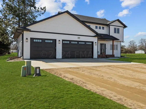 207 S Prairie Dr, Hankinson, ND 58041