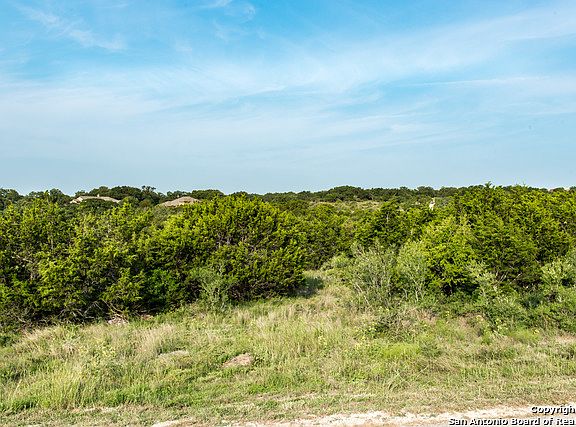 3rd image of 902 Oak Bluff Trl