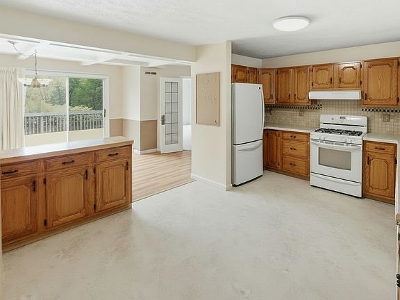 4th image of 1011 Mile Square Rd