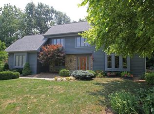 130 S Maxwell Ct, Zionsville, IN 46077