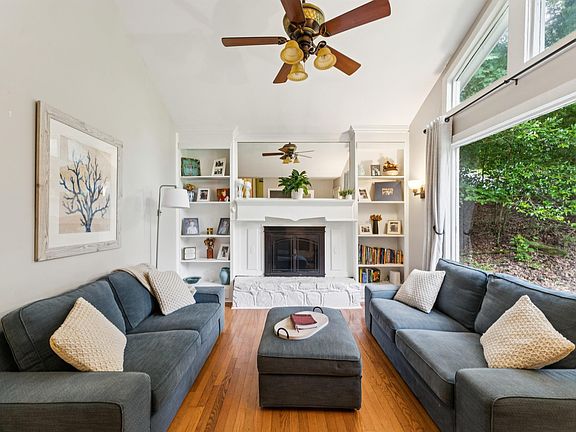 5th image of 2409 Burgundy Dr