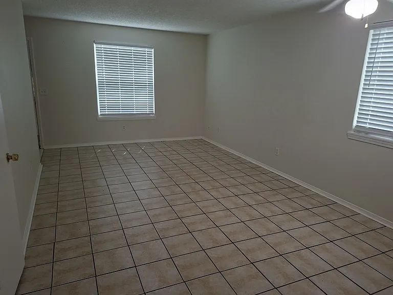 2140 Florida Blvd — Photo 3