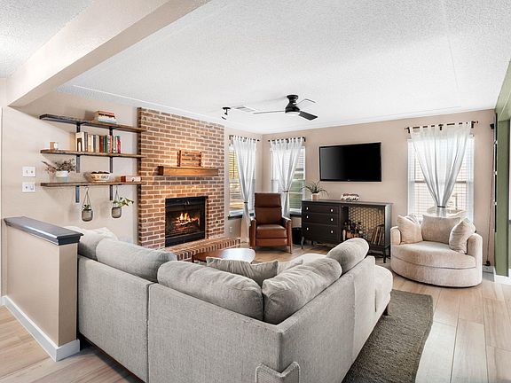 4th image of 1701 Greenlawn Blvd