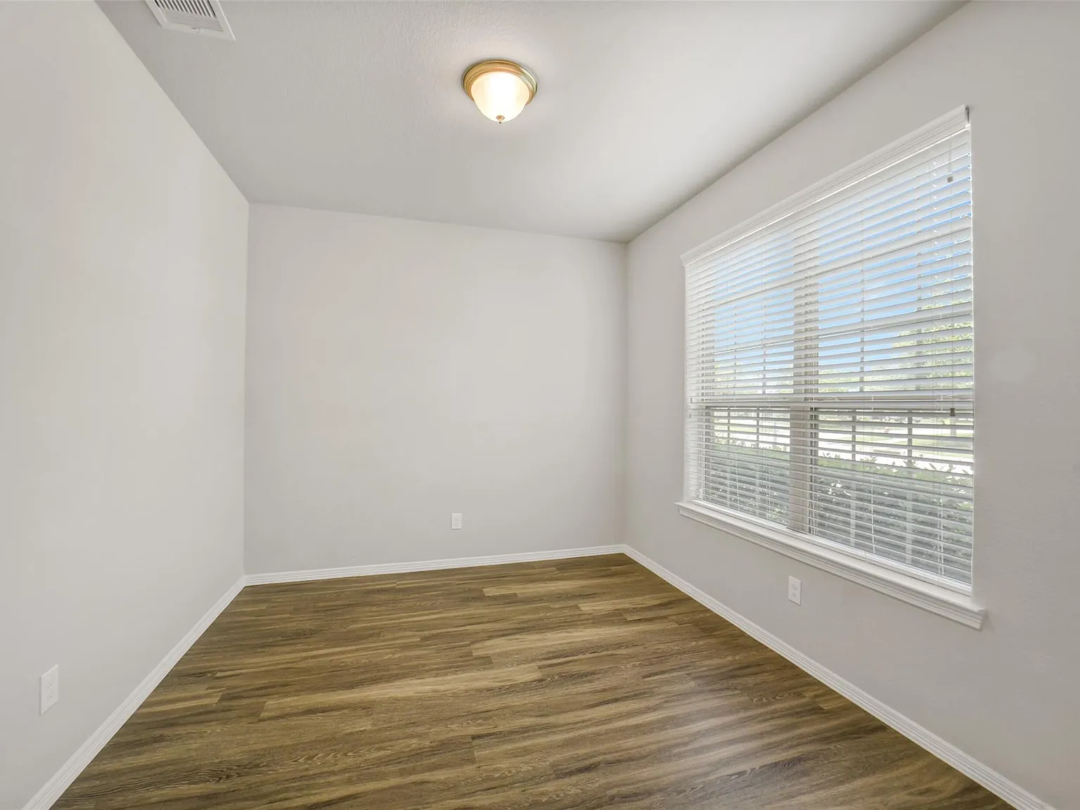 4 bed, 2.5 bath, 2386 sqft, $2,500 — Photo 4