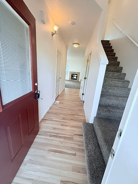 3 bed, 2.5 bath, 1200 sqft, $2,100 — Photo 2