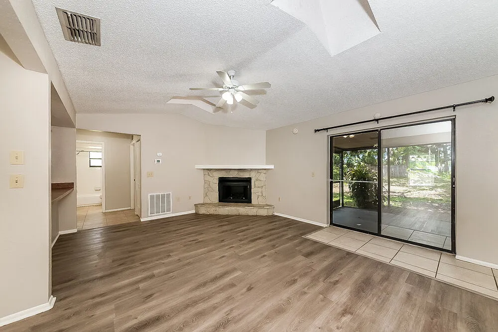 3 bed, 2.0 bath, 1650 sqft, $2,135 — Photo 3