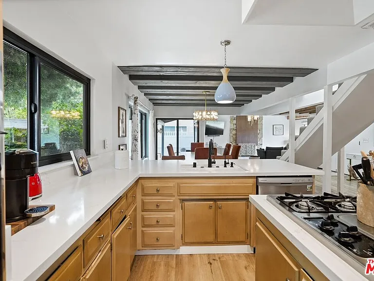 6558 Lasaine Ave — Photo 18