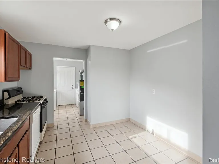 23583 Columbus Ave — Photo 6