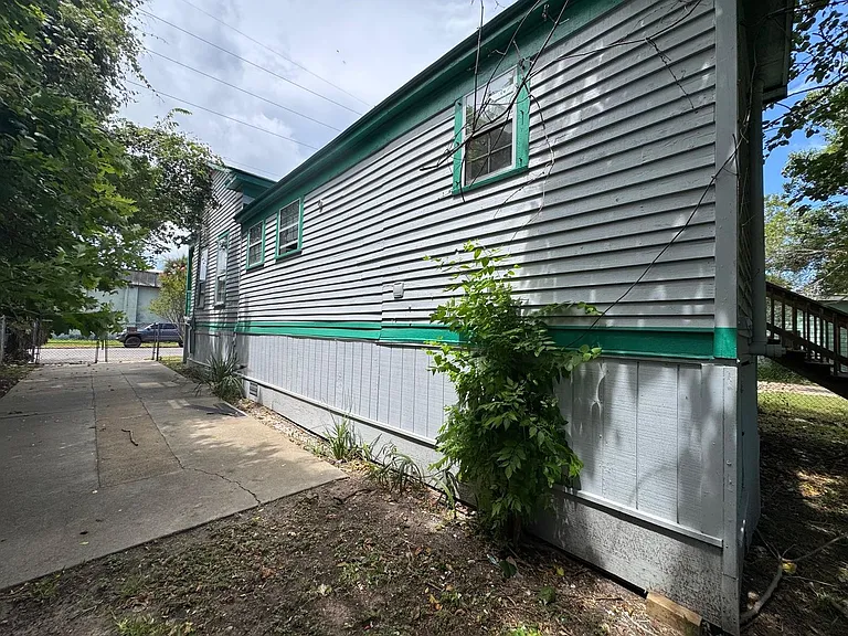 3621 Winnie St — Photo 4