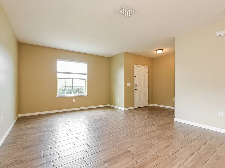 121 Daigledog St — Photo 4
