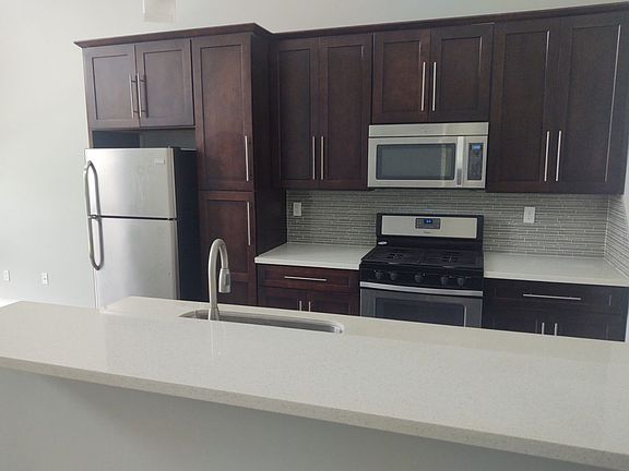 2nd image of 206 Highland Oaks Ln