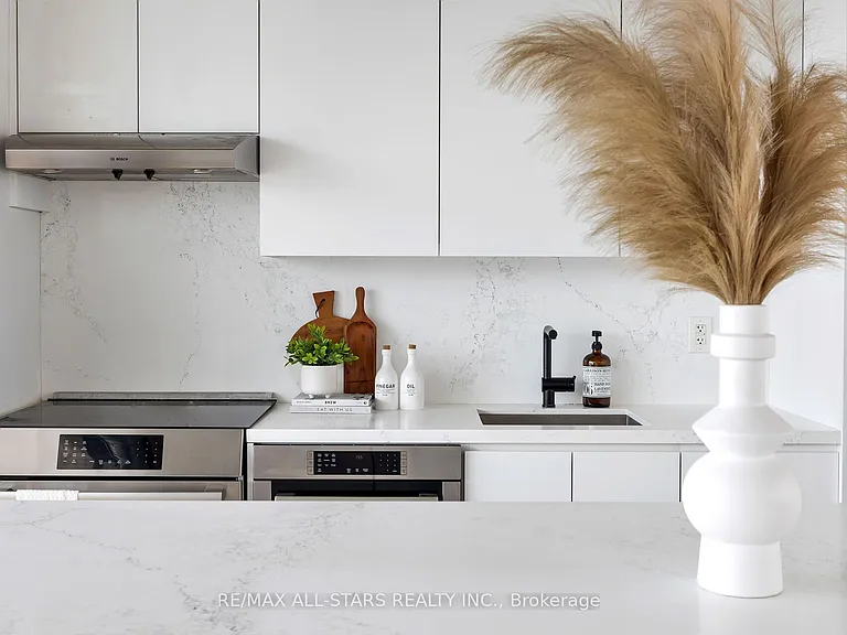 60 Bathurst St #Penthouse 1011 — Photo 9