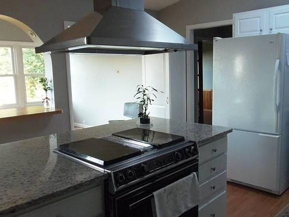 3rd image of 216 Geneva Ln